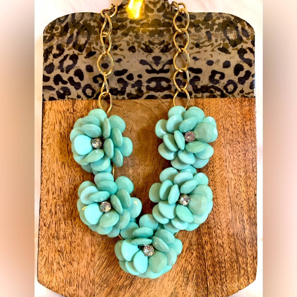 EUC, Boutique 3D Flower Necklace w/rhinestone center. Please see pictures
